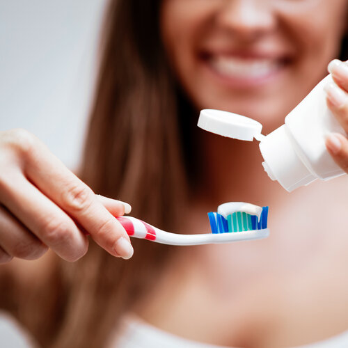 Image shows a toothbrush made from SÜDPACK Compounds for injection molding.
