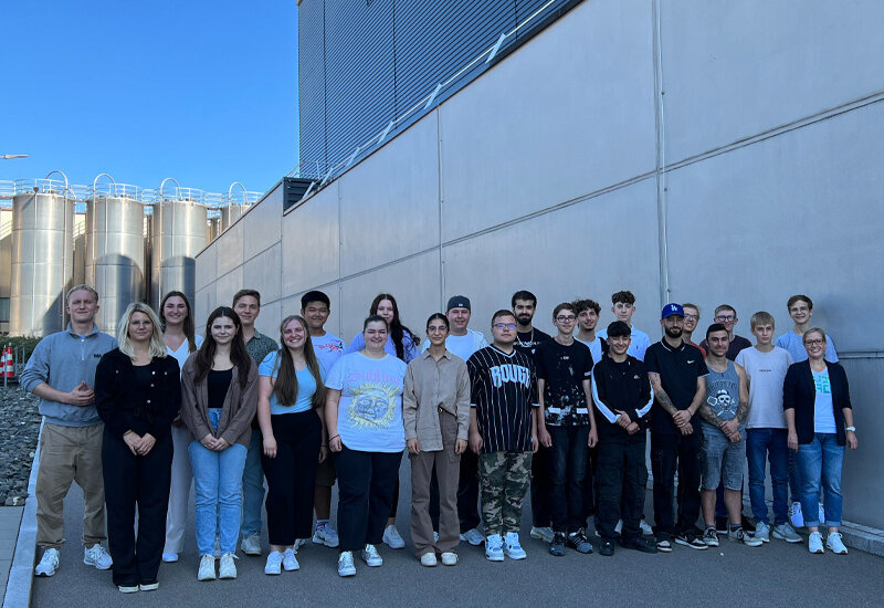Bild zeigt die Gruppenbild der 27 Auszubildenden und Studierenden bei SÜDPACK in Ochsenhausen - Ein rundum gelungener Start in die Karriere