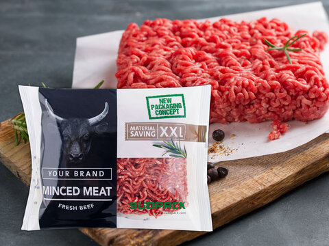 Flow Pack-Verpackung mit Hackfleisch innen und im Hintergrund 