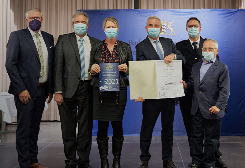 Carolin Grimbacher und Johannes Remmele nehmen am 8. November 2021 die Auszeichnung als 'Ehrenamts-freundlicher Arbeitgeber im Bevölkerungsschutz' in Albstadt entgegen.