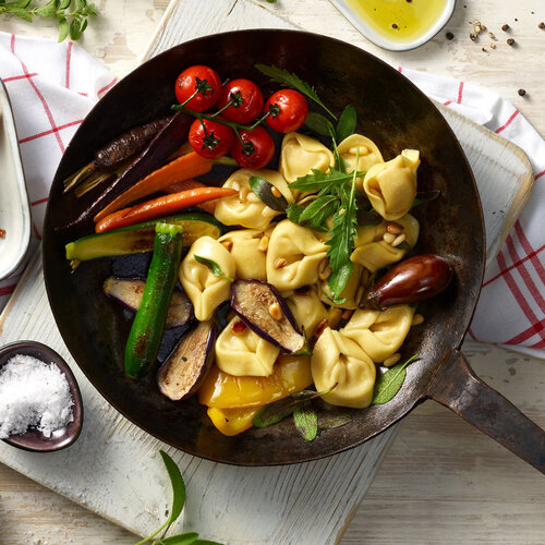 Frische Pasta in einem Teller mit Gemüse