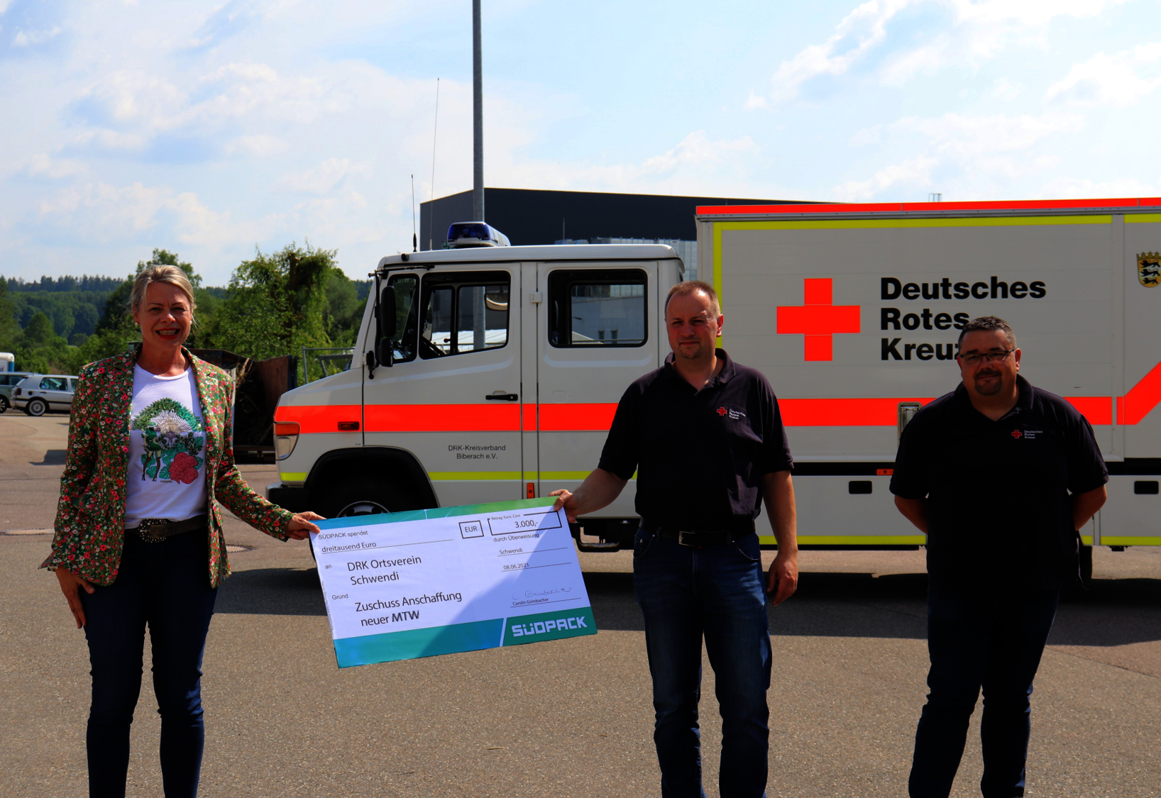 "Carolin Grimbacher from SÜDPACK presents a check of 3,000 euros for the acquisition of a new ambulance to the DRK Local Chapter Schwendi, in the presence of local press, on Tuesday, June 8, 2021, at the Schwendi facility.