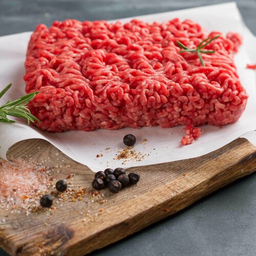 Hackfleisch auf einem Schneidebrett 