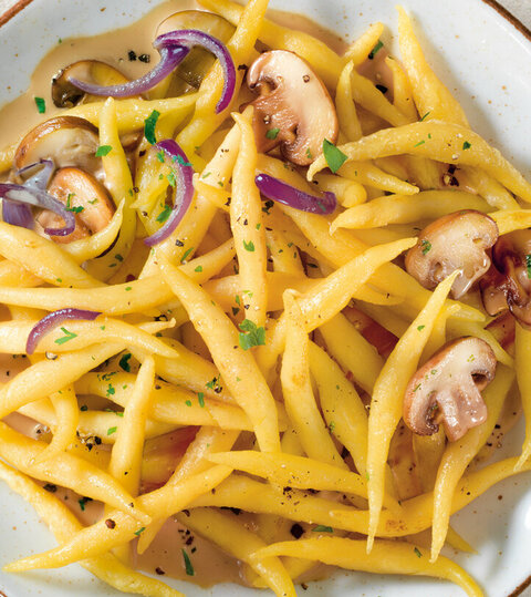 Schupfnudeln von Settele auf einem Teller, im Hintergrund Schupfnudeln