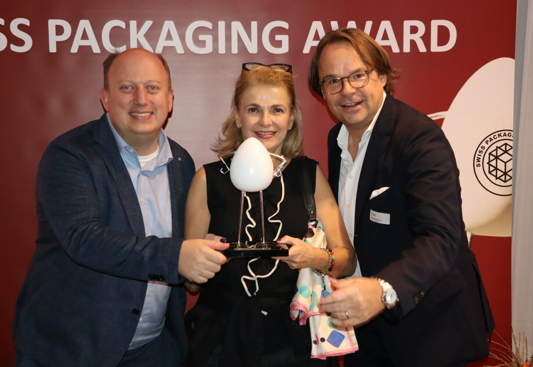 Bild zeigt Ehrung des Swiss Packaging Awards für das Produkt Pharmaguard von SÜDPACK Medica 