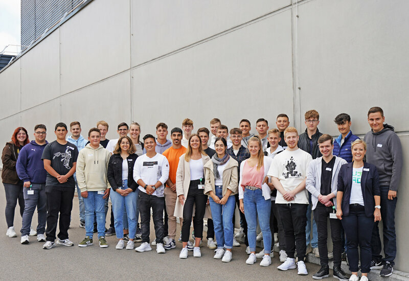 Gruppenfoto von 29 Auszubildenden und Studierenden, die von SÜDPACK in Ochsenhausen begrüßt wurden