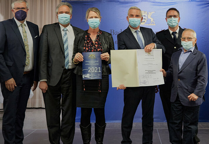 On Monday, November 8, 2021, Carolin Grimbacher, managing partner of SÜDPACK, and Johannes Remmele, owner and partner of the SÜDPACK Group, received the award for 'Volunteer-Friendly Employer in Civil Protection' in Albstadt.