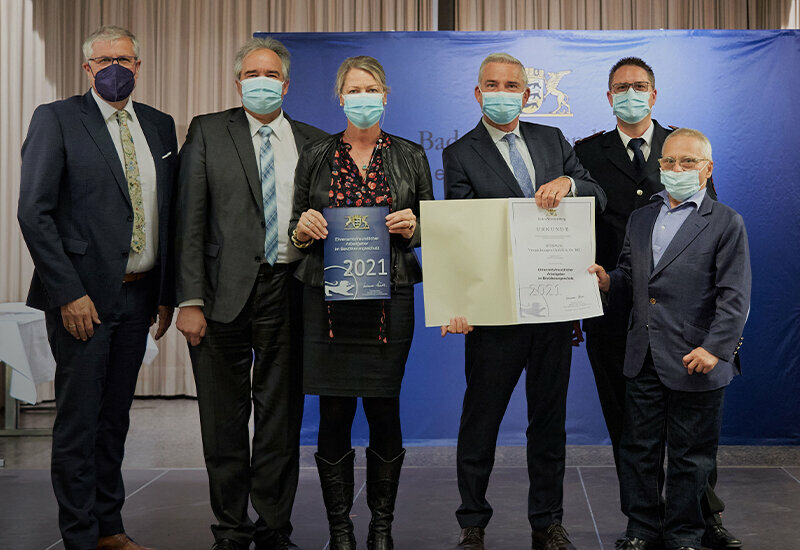 Carolin Grimbacher und Johannes Remmele nehmen am 8. November 2021 die Auszeichnung als 'Ehrenamts-freundlicher Arbeitgeber im Bevölkerungsschutz' in Albstadt entgegen.