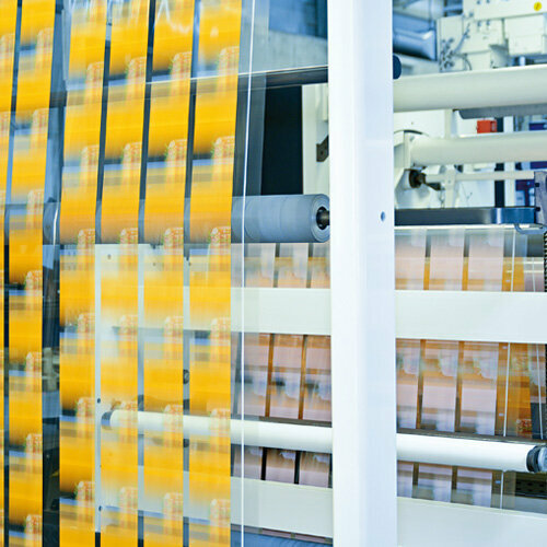 SPQ Flexodruck. Bedruckte Folie auf der Druckmaschine.