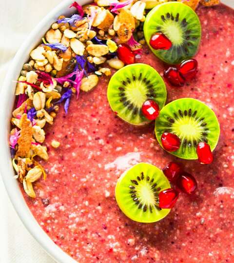 Smoothie Bowl mit Früchten