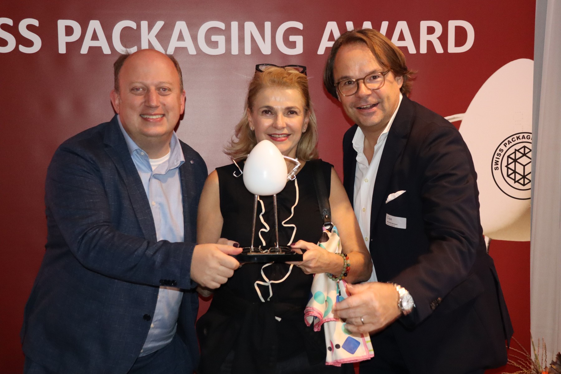 Bild zeigt Ehrung des Swiss Packaging Awards für das Produkt Pharmaguard von SÜDPACK Medica 