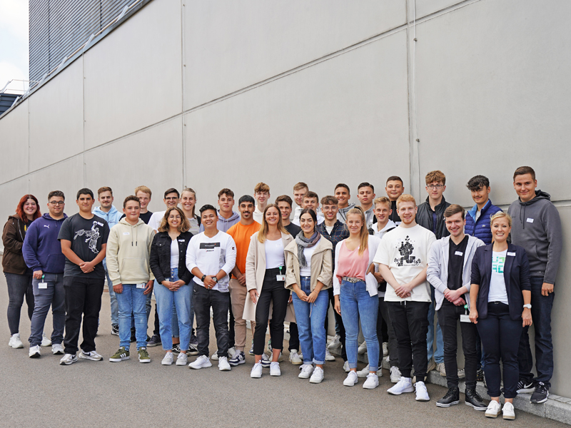 Gruppenfoto von 29 Auszubildenden und Studierenden, die von SÜDPACK in Ochsenhausen begrüßt wurden