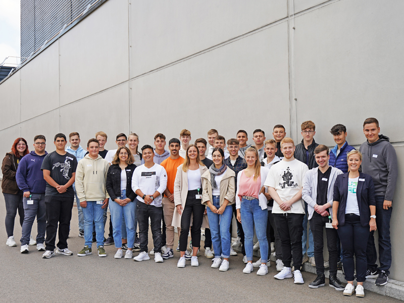 Group photo of 29 apprentices and students welcomed by SÜDPACK in Ochsenhausen