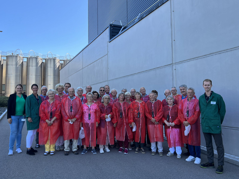 Bild zeigt die engagierten Mitglieder des Arbeitskreises Spurwechsel zu besuch in Ochsenhausen, um die Vielfalt von SÜDPACK bei einer Besichtigung zu entdecken.