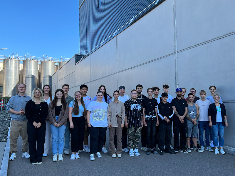 Bild zeigt die Gruppenbild der 27 Auszubildenden und Studierenden bei SÜDPACK in Ochsenhausen - Ein rundum gelungener Start in die Karriere