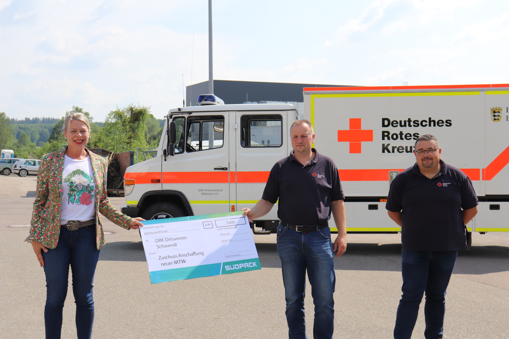 "Carolin Grimbacher from SÜDPACK presents a check of 3,000 euros for the acquisition of a new ambulance to the DRK Local Chapter Schwendi, in the presence of local press, on Tuesday, June 8, 2021, at the Schwendi facility.