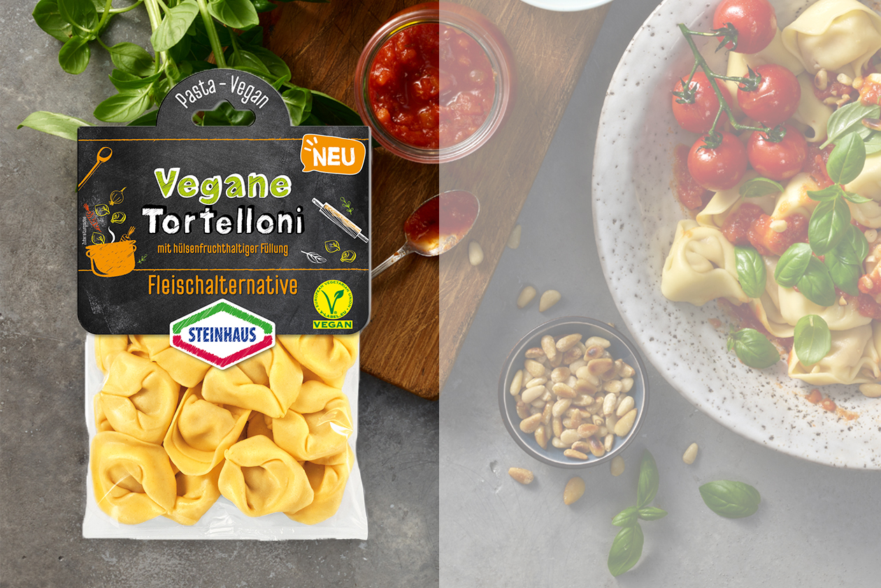 Flow-Pack Verpackung mit frischer Pasta, zubereitete Pasta und Zutaten im Hintergrund