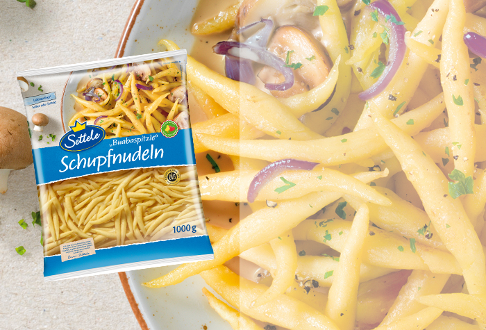Packshot mit Settele Schupfnudeln, im Hintergrund Schupfnudeln