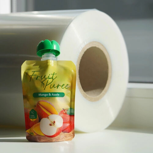 Spoutbeutel mit Folienrolle im Hintergrund