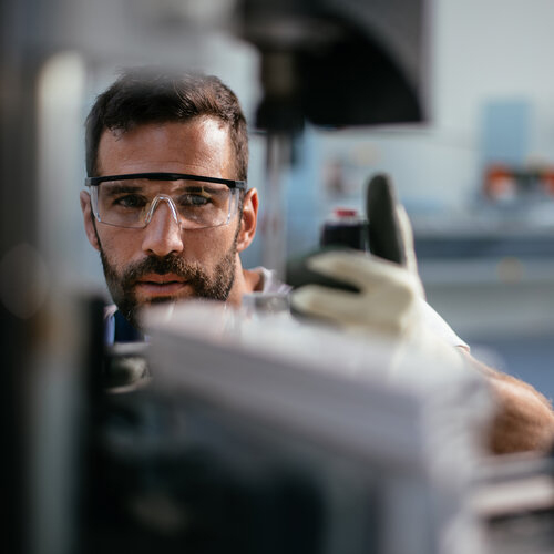 Ein Arbeiter im Herstellungsprozess für Spoutbeutel