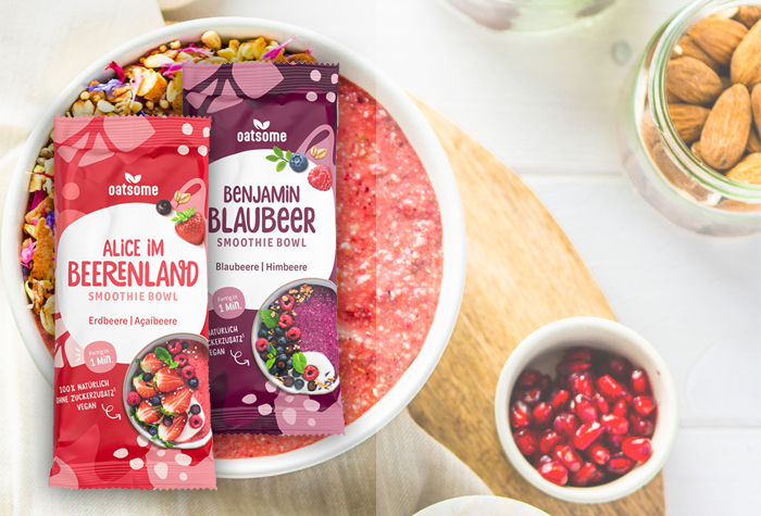 Flow pack packaging Oatsome, smoothie bowl in the background